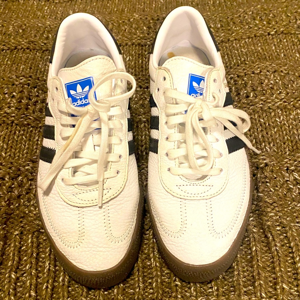 ADIDAS UNISEX SHOE size 9 women size 7.5 mens